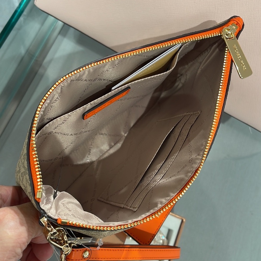 MICHAEL KORS JET SET ITEM LG 2 in 1 CARD CASE & WRISTLET
Poppy 
NWT - Picture 6 of 16